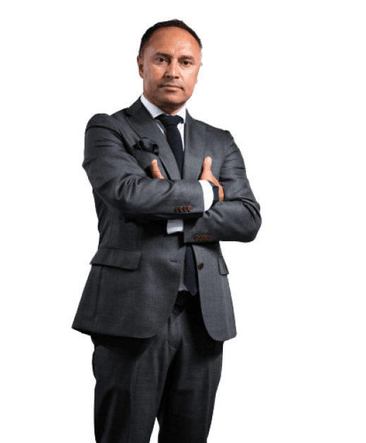 Hombre cruzado de brazos