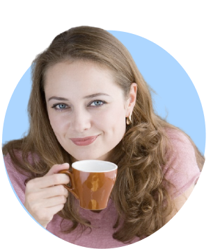 Imagen de mujer con una taza de café decidiendo en qué invertir su tiempo.
