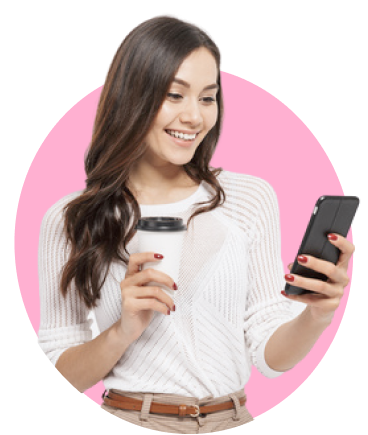 Imagen de mujer viendo un celular con un vaso de café en la mano