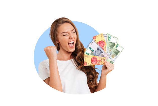 Mujer con expresión feliz por su dinero en mano